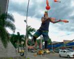 El artista de los cinco malabares en la cuerda floja