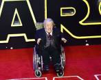 Kenny Baker en la premiere europea de Star Wars: El Despertar de la Fuerza. FOTO AFP 
