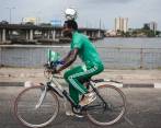 Futbolista recorrió 103 kilómetros en bicicleta con un balón en la cabeza