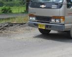 El tramo de la vía entre Apartadó y Carepa, en el sector Clínica Panamericana, ya presenta deterioro del pavimento. FOTO CORTESÍA