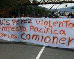 Camioneros marcharon por la calle Barranquilla, cerca a la Universidad de Antioquia. FOTO @PaolaHolguin