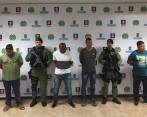 Estas son las cuatro personas detenidas en el operativo de la Dijín y la Fiscalía, en el nororiente de Medellín. FOTO: cortesía Policía.