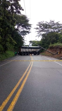 El camión se llevó un poste de energía y quedó atravesado en los dos carriles. FOTO TOMADA DE LA CUENTA DE TWITTER DE DEVIMAR
