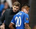 Alfredo Morelos y su técnico Steven Gerrard. Foto EFE