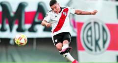 Los hinchas de River Plate siempre expresaron su deseo para que Juan Fernando Quintero se quedara en el club. El jugador se ganó el cariño de la afición argentina. FOTO efe