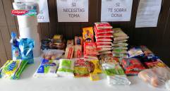 Hay ejemplos como esta mesa solidaria en la unidad Torres de Valbuena, Loma de los Bernal. FOTO @ammangel