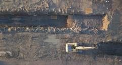 Fotografía aérea en Hart Island, ubicada frente a la costa del Bronx, Nueva York. Funcionarios sugirieron la idea de entierros temporales de víctimas de covid-19 en la isla, que es el cementerio público más grande del país. FOTO: EFE