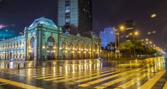 Panorámica nocturna del Centro de Medellín durante una de las cuarentenas. FOTO ANDRÉS CAMILO SUÁREZ