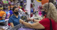 El mayor riesgo de las aglomeraciones es la facilidad con la que se puede contagiar del virus, por lo que, en su mayoría, los analistas consultados no recomiendan hacer parte de estos, ni siquiera en esta fecha. FOTO Carlos Velásquez