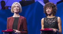 La norteamericana Jennifer A. Doudna y la francesa Emmanuelle Charpentier, ganadoras del premio Nobel de Química que les fue otorgado este miércoles. FOTO EFE