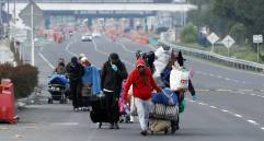 or la carretera que conecta a Bogotá con la ciudad de Tunja, un grupo de 17 venezolanos camina con costales, maletas, bolsas, un coche para bebés y hasta un colchón; su objetivo es regresar a su país porque en Colombia no han recibido ayuda ante la pandemia del coronavirus y no quieren morir de hambre. FOTO: EFE