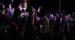 Un manifestante sostiene su teléfono celular mientras se enfrenta al alguacil fuera del Palacio de Justicia del Condado durante las manifestaciones contra el tiroteo de Jacob Blake en Kenosha, Wisconsin. FOTO AFP