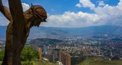 Imagen del monumento del Cristo de Dios en el barrio Olaya de Medellín. FOTO Manuel Saldarriaga