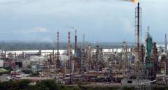 La estatal petrolera Ecopetrol anunció que se reforzaron las medidas de protección en la Refinería de Barrancabermeja, para evitar el contagio del Coronavirus, luego de que esta semana falleciera por la pandemia uno de los trabajadores de la misma. Foto: Colprensa. 