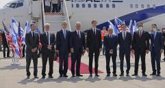 El asesor presidencial estadounidense Jared Kushner y el asesor de Seguridad Nacional estadounidense Robert O’Brien posan con miembros de la delegación israelí-estadounidense. FOTO AFP