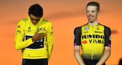 Esta imagen fue del año pasado en el Tour de Francia, en la que se ve a Egan Bernal vestido de amarillo junto al holandés Steven Kruijswijk, otro de los ausentes para la actual edición. FOTO afp
