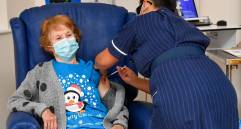 La enfermera May Parsons administra la vacuna Pfizer/BioNtech a Margaret Keenan, de 90 años, en el Hospital Universitario de Coventry, en el centro de Inglaterra, el 8 de diciembre de 2020. FOTO AFP