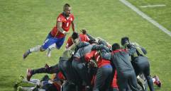 Arturo Vidal se une a la celebración de sus compañeros en la victoria ante Uruguay. El equipo local espera el ganador de hoy entre Perú y Bolivia para jugar la semifinal de la Copa América. FOTO AP