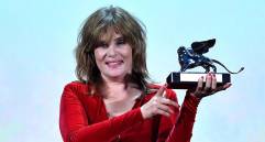El León de Plata para Polanski lo recogió su esposa Emmanuelle Seigner, una de las protagonistas de la cinta en la que expone su visión sobre el caso Dreyfus. FOTO EFE
