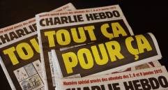 Esta foto, tomada el primero de septiembre de 2020 en París, muestra portadas del semanario francés Charlie Hebdo.