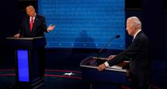 Donald Trump y Joe Biden en el último debate presidencial. FOTO EFE