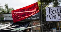 Hasta la tarde de ayer, los huelguistas del Politécnico Jaime Isaza Cadavid todavía estaban manifestándose a la espera de comunicación del rector Libardo Álvarez. FOTO Julio César Herrera