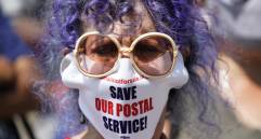 Los opositores a Trump le acusan de estar destruyendo el servicio postal de Estados Unidos. FOTO AFP