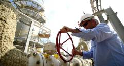 Los países productores de petróleo acordaron reducir la producción mundial en 10 millones de barriles. FOTO AFP