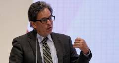 El Ministerio de Hacienda (en la foto, Alberto Carrasquilla, ministro) aprobó un decreto a través del cual los contribuyentes que liquiden saldos a favor en sus declaraciones tributarias podrán recibir la devolución del IVA de manera exprés. Foto: Colprensa