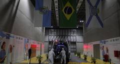 Enfermeros llegan con un paciente con coronavirus a la UTI del hospital de Campaña de Riocentro. FOTO EFE