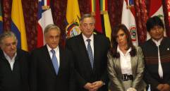 En esta foto, tomada en una cumbre de Unasur del 2010, están Sebastián Piñera (Chile), Néstor Kirchner y Cristina Fernández (Argentina) y Evo Morales (Bolivia). FOTO Getty