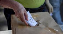 Un nombre deposita su voto en la consulta popular impulsada por el líder opositor venezolano Juan Guaidó hoy, en Caracas (Venezuela). Foto: EFE
