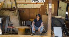 Óscar vende minutos a celular y bolis. Dice que como fundador, su casa sería la última en renovarse. Por eso apenas ahora, tras 25 años, empezó su reconstrucción. FOTO EL COLOMBIANO