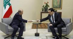 Primer ministro de Líbano Hassan Diab (derecha) presentó su renuncia al presidente Michel Aoun (izquierda) en el palacio presidencial en Baabda. No se sabe cuándo serán las elecciones. FOTO AFP