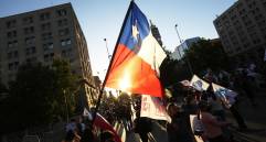 Con “banderazos” en las calles de Santiago, cerraron las campañas por el plebiscito en Chile. FOTO EFE