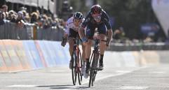 Tao Geoghegan Hart tuvo una cerrada lucha por el triunfo de etapa ante Jai Hindley. Fue su primera victoria en una carrera de tres semanas. FOTO: TWITTER GIRO