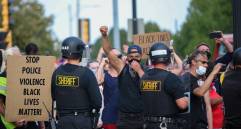Estados Unidos vive una fase de protestas contra la violencia policial hacia los afrodescendientes, de cuenta del caso de Jacob Blake, quien recibió siete disparos de un agente. FOTO Gettyimages