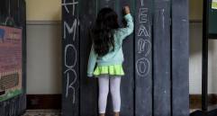 Escribir, colorear, leer en libros físicos ayudan al desarrollo de los niños. FOTO Santiago Mesa