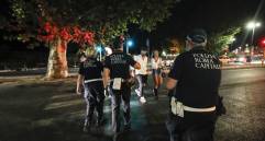 La Policía italiana ejerce controles en las calles para frenar los contagios, que están disparados en el país. FOTO AGENCIA EFE