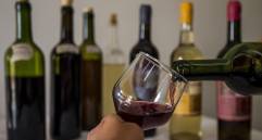 La invitación de los expertos es iniciar con vinos jóvenes, con aromas frutales y bajos en alcohol. FOTO Julio César Herrera.