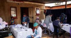 En un taller de producción de textiles de Johannesburgo, en Sudáfrica, los trabajadores cortaron y cosieron telas de algodón en piezas utilizadas para fabricar máscaras reutilizables para distribuir a sus residentes en el centro comercial local para ayudar a frenar la propagación del coronavirus. Foto: AFP