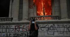 Manifestantes incendian edificio del Congreso de Guatemala en medio de protestas
