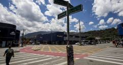 La zona más visitada y concurrida de la calle 37 en la comercial de La Bayadera, donde abundan los negocios de motos y ropa interior. La gente cree que es la 33. FOTO JULIO CÉSAR HERRERA