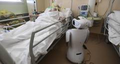 Los robots, dotados con una cabeza-pantalla rectangular, parecen salidos de una película futurista. FOTO AFP