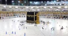 Los trabajadores sauditas pusieron el nuevo Kiswa, la cubierta protectora que envuelve la Kaaba, hecha de seda negra e hilo dorado y bordada con versos del Corán. FOTO AFP