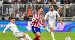 El centrocampista uruguayo del Real Madrid Federico Valverde comete una falta sobre el delantero español del Atlético de Madrid Álvaro Morata durante la final de la Supercopa española entre el Real Madrid y el Atlético de Madrid. Foto: AFP. 