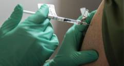 En varios hospitales de Estados Unidos avanza la vacunación. FOTO AFP