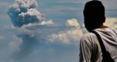 El volcán Anak Krakatau (en español, hijo del Krakatoa), que en 2018 causó 439 muertos al provocar un tsunami, expulsó nubes de ceniza, humo y magma por su ladera tras entrar en erupción, informan este sábado las autoridades locales. Foto: AFP