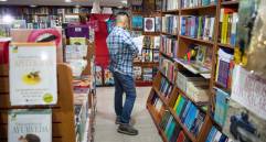 Cientos de novelas, escritas o traducidas al español, se han publicado en este año que acaba, propuestas dirigidas a públicos diferentes pero que tienen en común el propósito de atrapar al lector y sumergirle entre sus páginas. Foto: EFE.