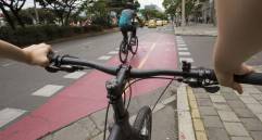 Llegar en bicicleta al trabajo o al estudio y regresar en ella es la estrategia sostenible que más ha calado entre la población del Valle de Aburrá en el marco de los planes MES. FOTO Edwin Bustamante